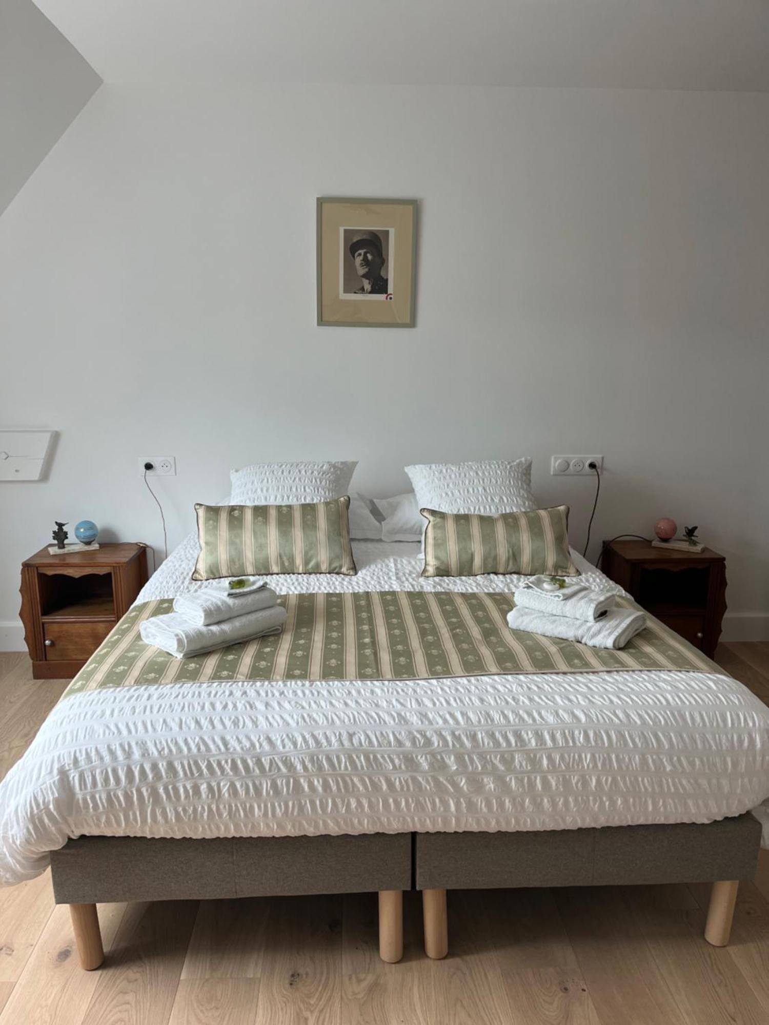 chambre d'hôtes Le Domaine de la Vallée Saint-Martin-de-Varreville Exterior foto